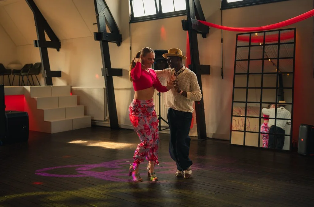 Step aerobics-les Latin Living Room x Steps met Romy Thumann