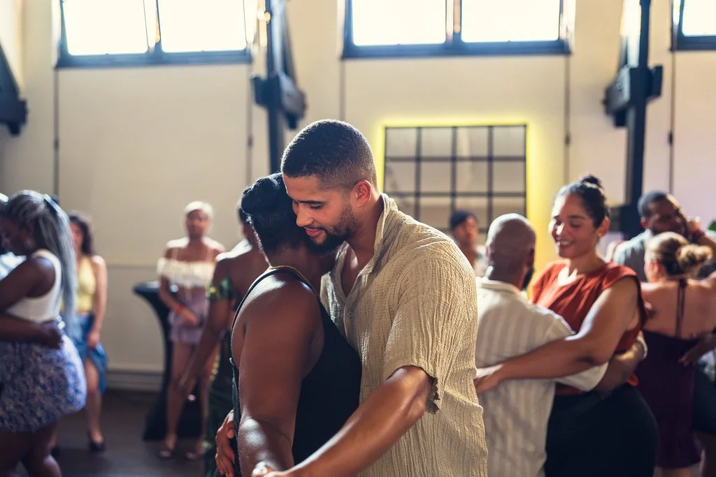 Danspaar dicht tegen elkaar tussen de andere dansers