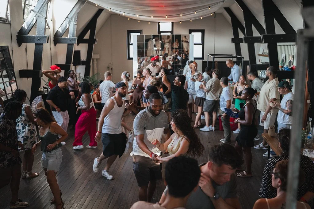 Volle dansvloer tijdens The Latin Living Room in Studio Grounded