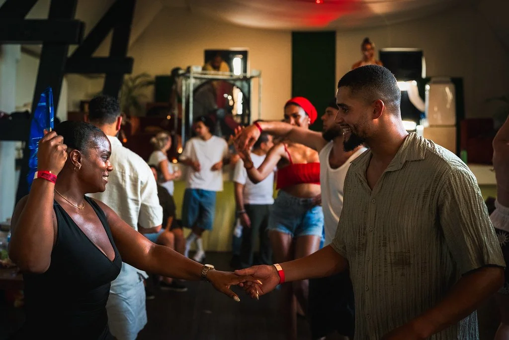 Salsapaar hand in hand, de danseres met een waaier