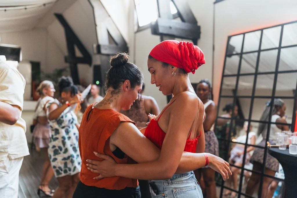 Twee danseressen in een rustige, intieme dans