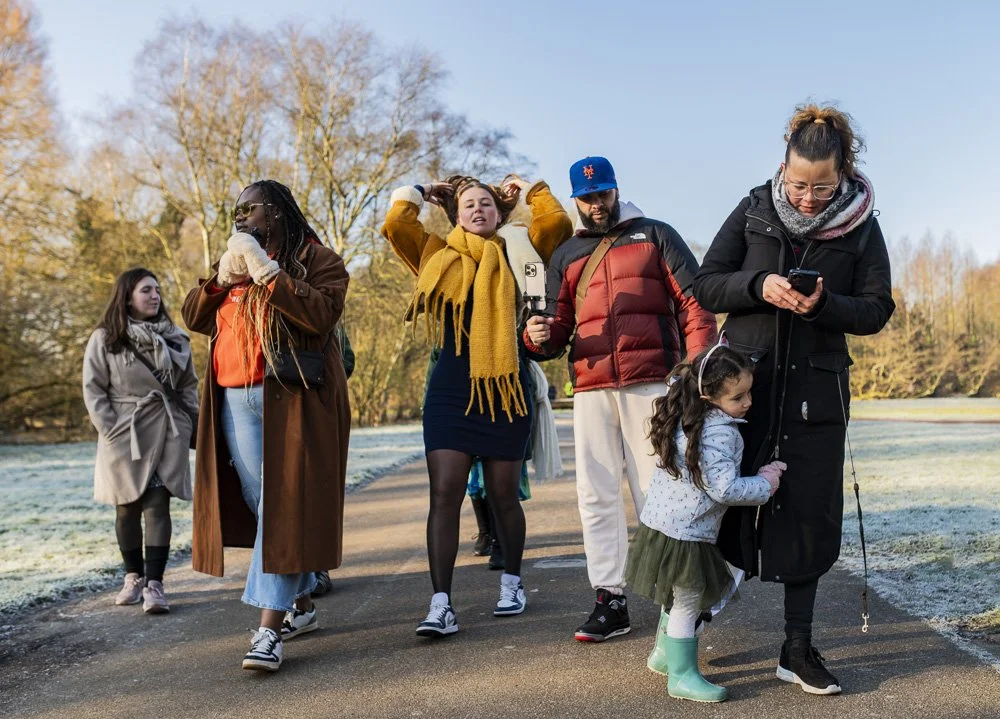 Groepje wandelaars op het pad rond het water
