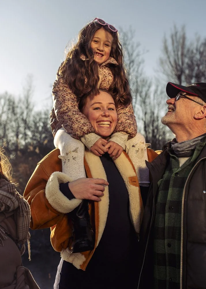 Twee wandelaars in de natuur bij de Plas