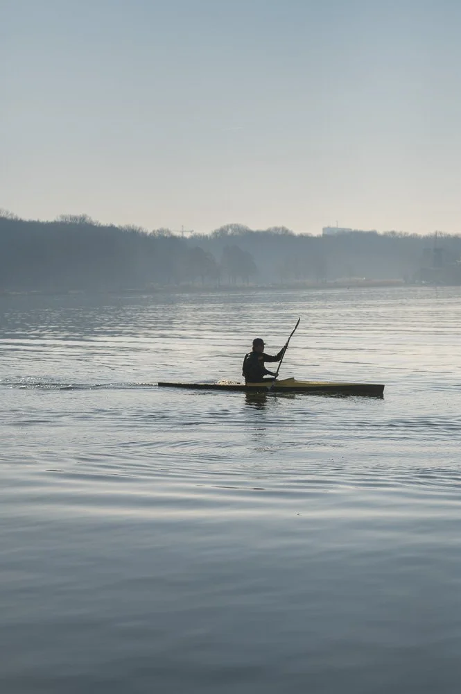 Wandelaar in de buitenlucht aan de Kralingse Plas
