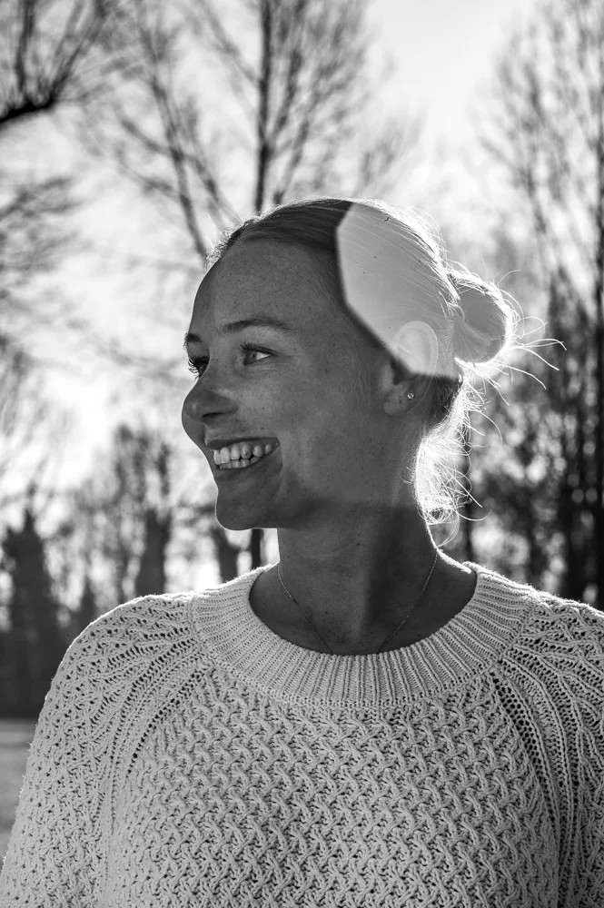 Romy Thumann, lachend buiten in de winterzon