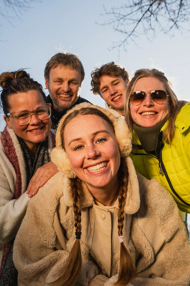 Lachende groepsfoto van de wandelgroep in de winterzon